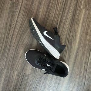 Women’s Nike Sneakers - size 6.5